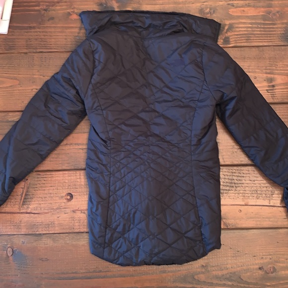 North Face woman’s XS reversible puffer jacket. - Picture 3 of 7
